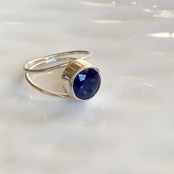 Stunning Sterling Silver and Blue Gemstone Ring size 7.5/8 - Picture 2 of 9